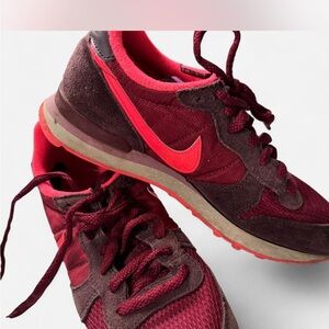 Nike women's burgundy and red athletic shoes